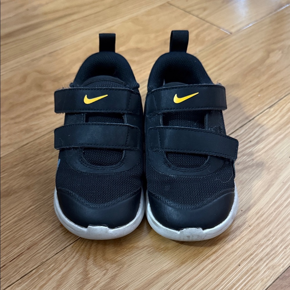 Nike little Kids Black Velcro Sneakers 9c toddler 9
